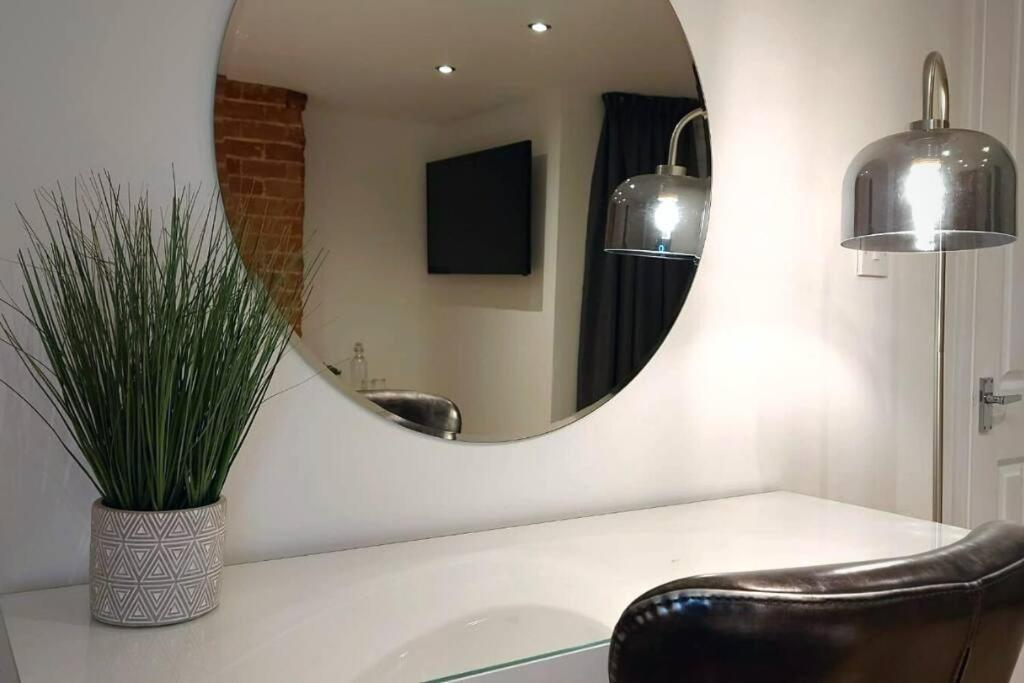 Stylish Apartment In City Centre With Parking Престон Екстер'єр фото